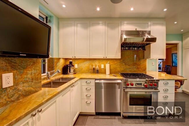 Building Photo - 2 bedroom in New York NY 10019