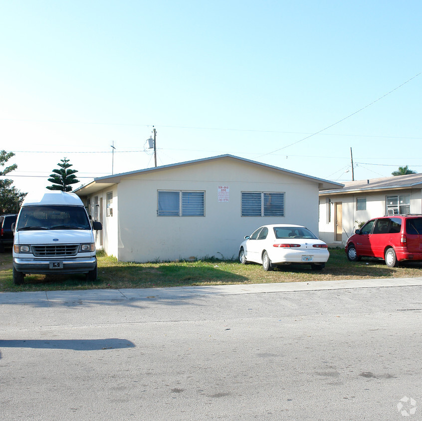 Primary Photo - 1122-1162 NW 10th St