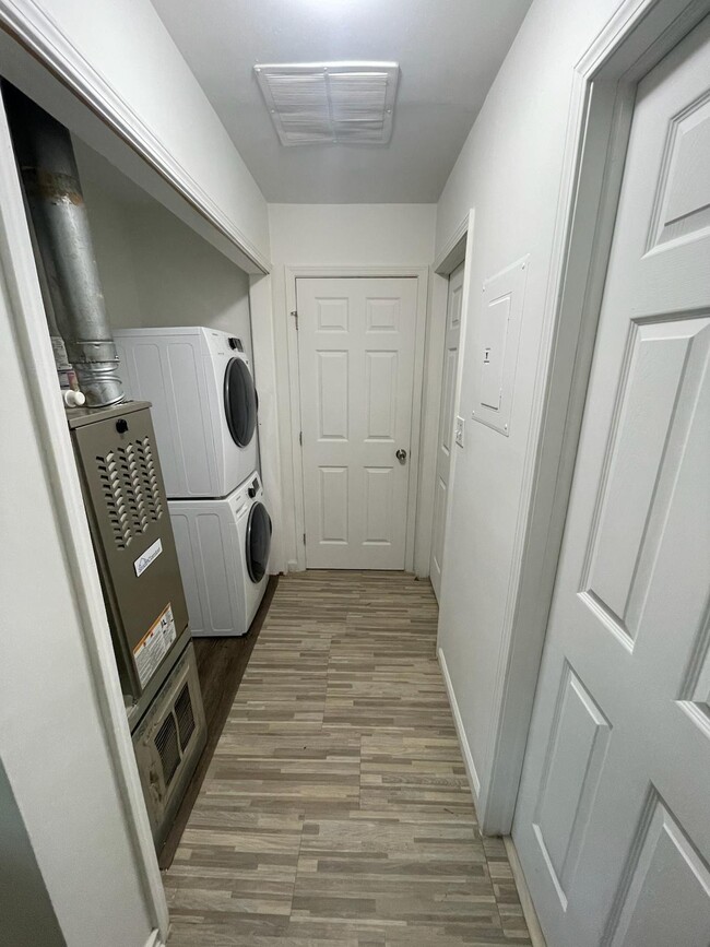 Building Photo - 5126 Lakeview Ct