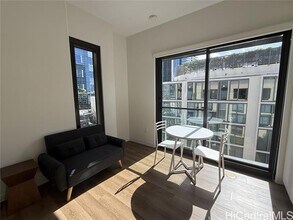 Building Photo - 987 Queen St