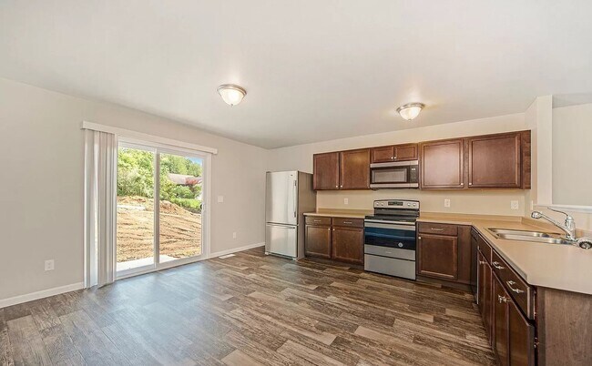Building Photo - Newer Home for Lease in Leslie!