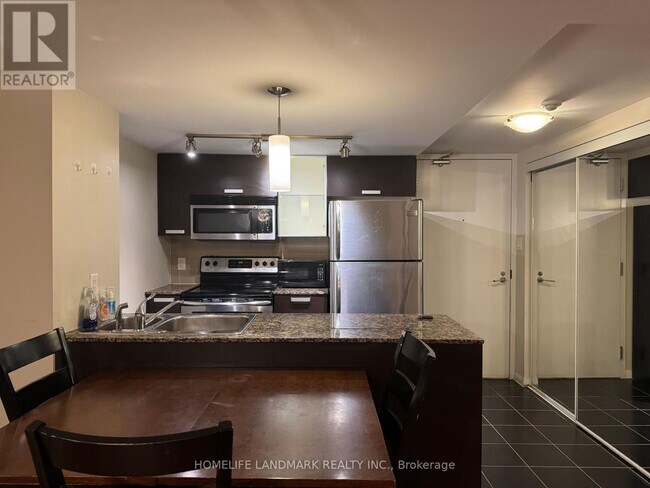 Building Photo - 38-1138 Grenville St