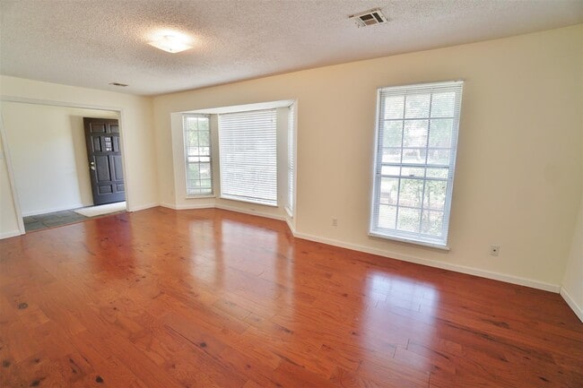 Building Photo - Cute 3 bed, 2 bath home near campus
