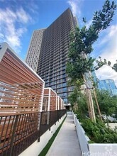 Building Photo - 987 Queen St