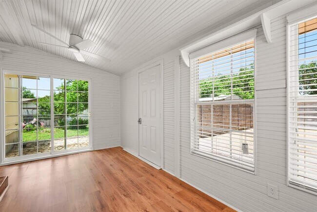 Foto del edificio - 15302 Spring Hill Ln