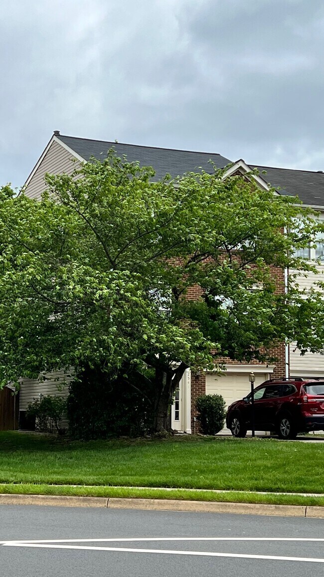 Building Photo - 2541 Thorncroft Pl