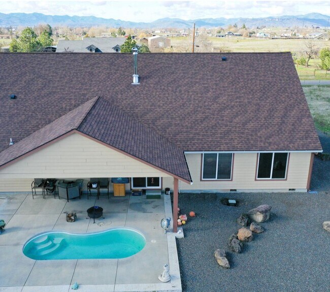 Building Photo - Beautiful home on acreage!
