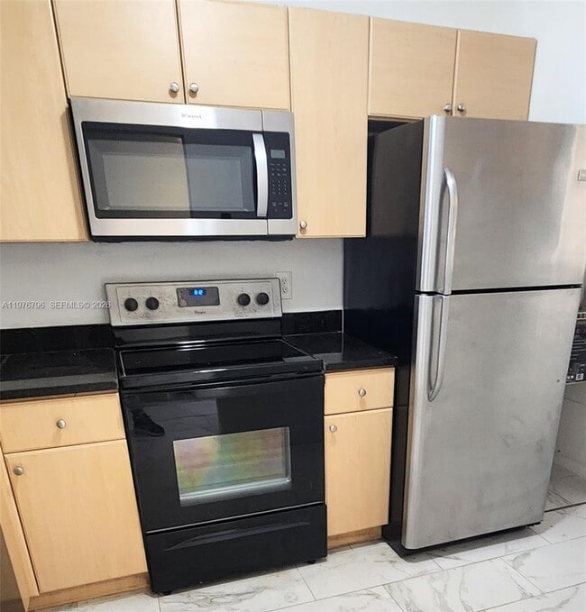 Building Photo - 902 NE 209th St