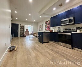 Building Photo - Stunning New 4 Bed Duplex w Massive Privat...