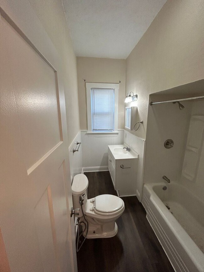 Foto del edificio - Charming 3-Bedroom Home With Fenced Backyard