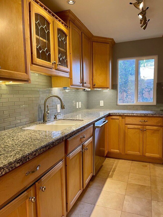 Building Photo - Large home in great West Slope location!