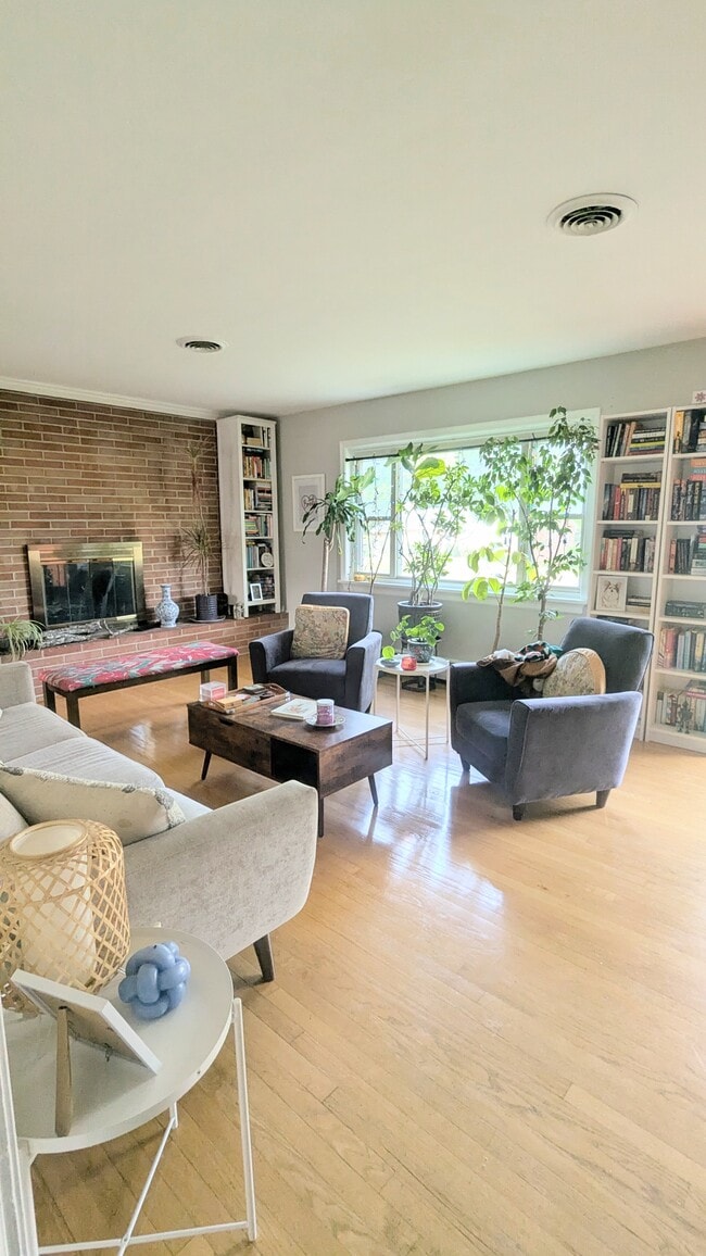 Foto del edificio - 2343 Penrose Dr