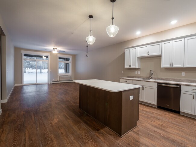 Foto del edificio - 653 Lake Forest Cir