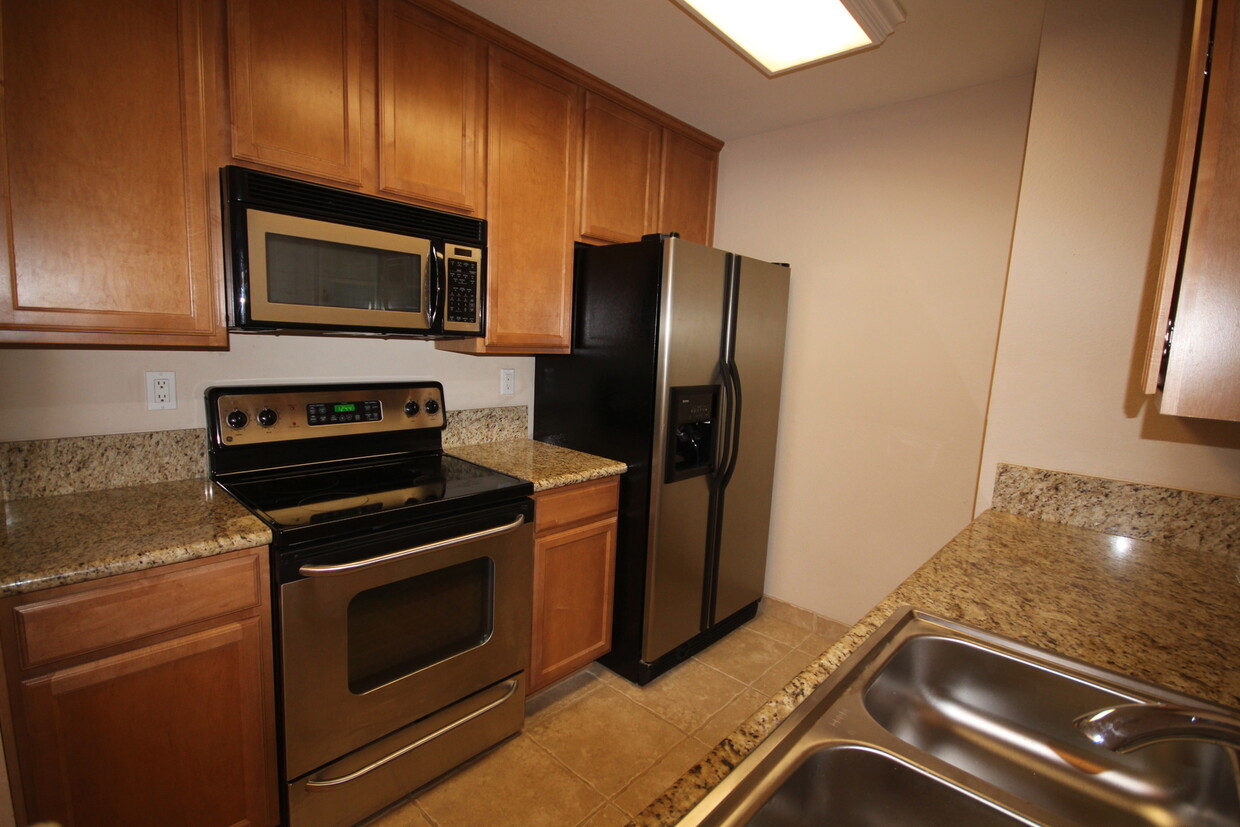 Foto principal - Upgraded 1 Bedroom UTC Condo in Quiet, Ser...