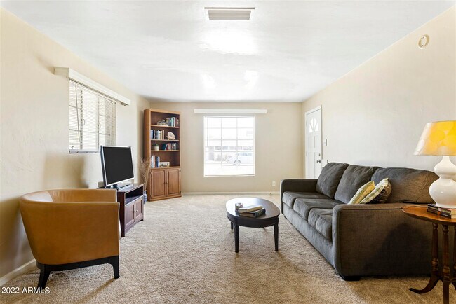 Foto del edificio - 1938 W Weldon Ave