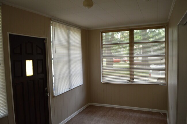 Building Photo - Cute 2 bedroom Home with 1 car detached ga...
