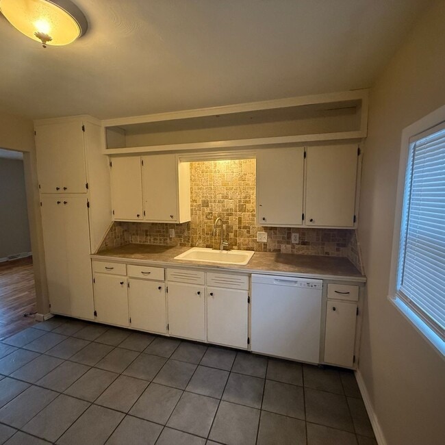 Foto del edificio - 2 Bedroom 1 bath bungalow available now!