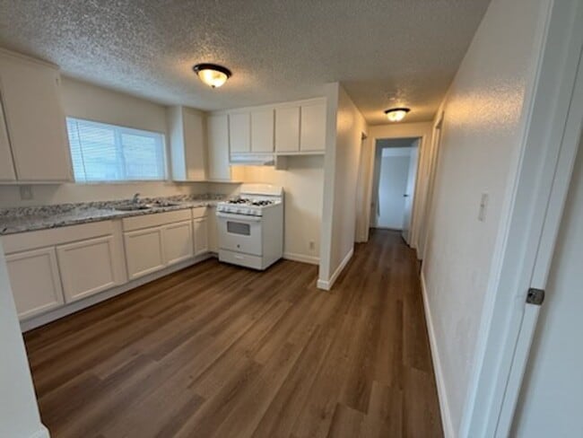 Building Photo - Alley Access 2 Bedroom with Bonus Room