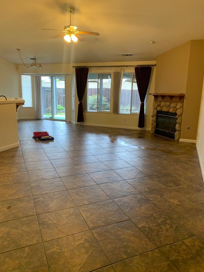 Foto del edificio - 3 Bedroom 2 Bath available Now