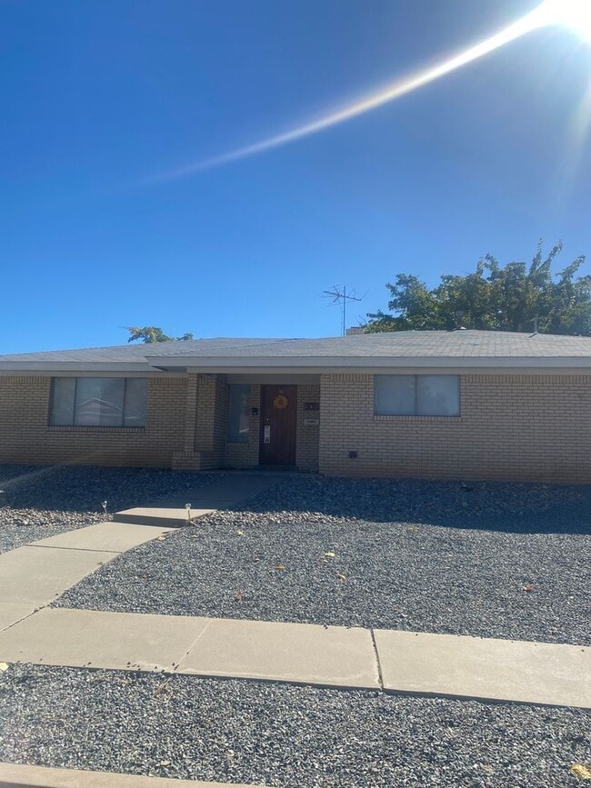 Building Photo - Beautiful remodeled home in northeast heig...