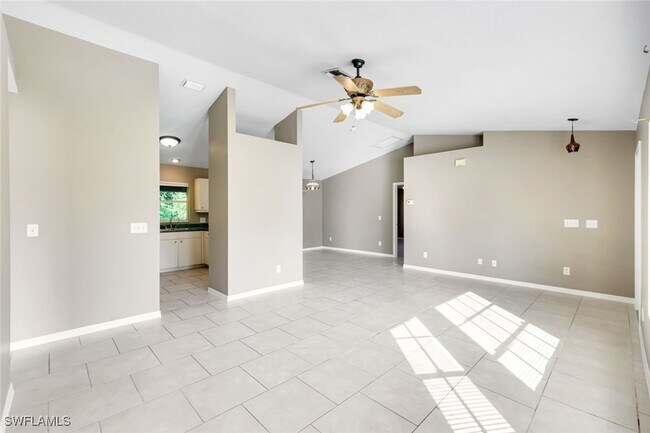 Foto del edificio - 8072 Cypress Dr S