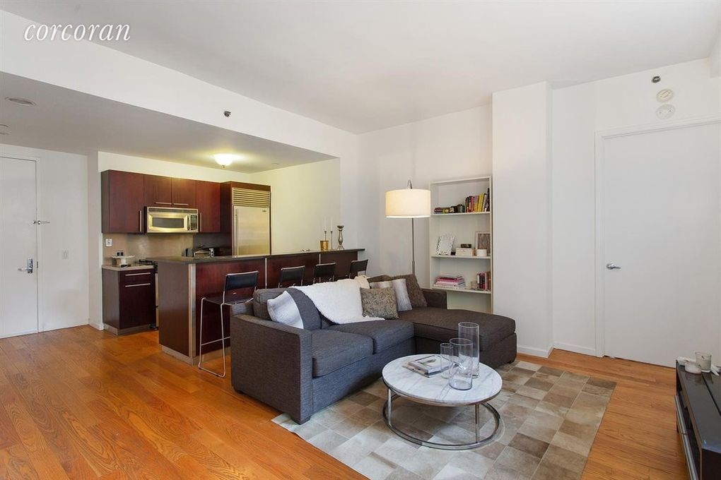 Primary Photo - 150 Nassau St