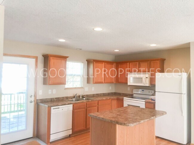 Foto del edificio - 2 Bedroom, 2.5 Bath Townhome in Urbandale with two car garage.