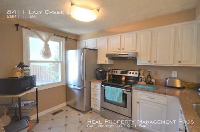 Building Photo - Charming, Sunny End Unit! Huge Fenced Yard!