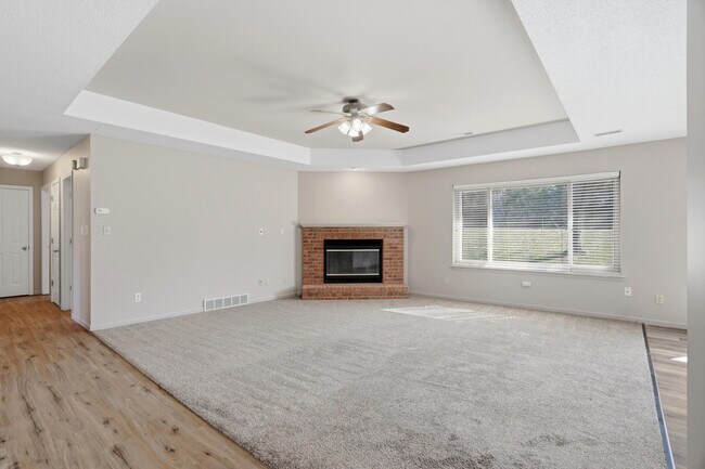 Foto del edificio - 5561 Waterfront Dr N