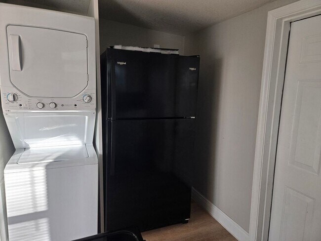 Foto del edificio - Cozy 1 Bedroom Apartment in Eagle Ave