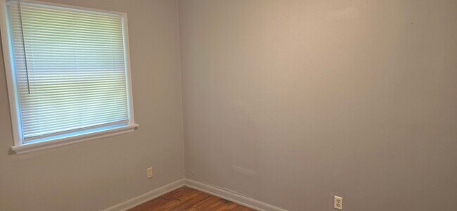 Foto del edificio - Nice 2 Bedroom 1 Bath bungalow! Garage! $925