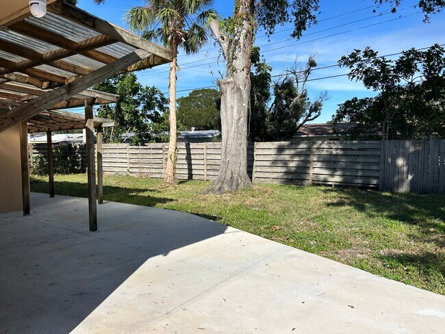 Building Photo - 1818 Rhoades Ter