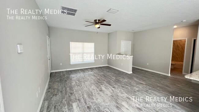 Foto del edificio - 1138 Kareena St NW