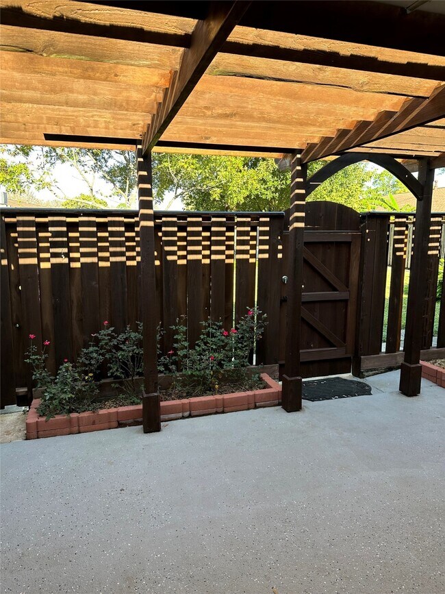 Foto del edificio - 16522 Diana Ln