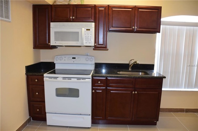 Building Photo - 2836 Fan Palm Dr