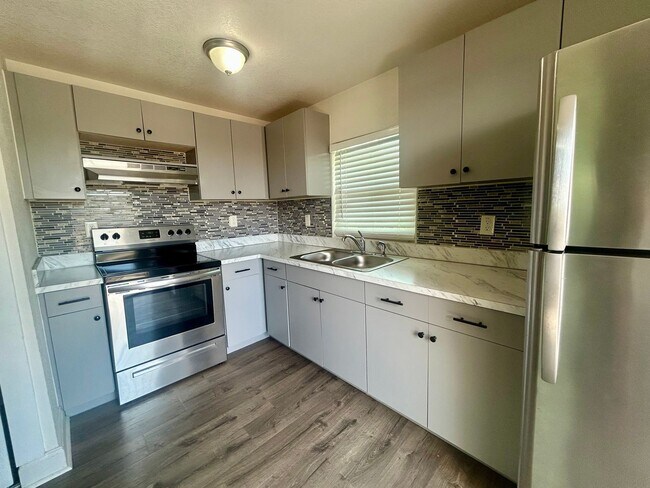 Photo - 2 Bedroom, 1 Bathroom Home! Look and Lease...