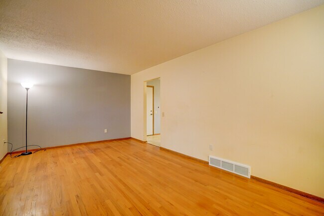 Building Photo - 2110 Iris Ln