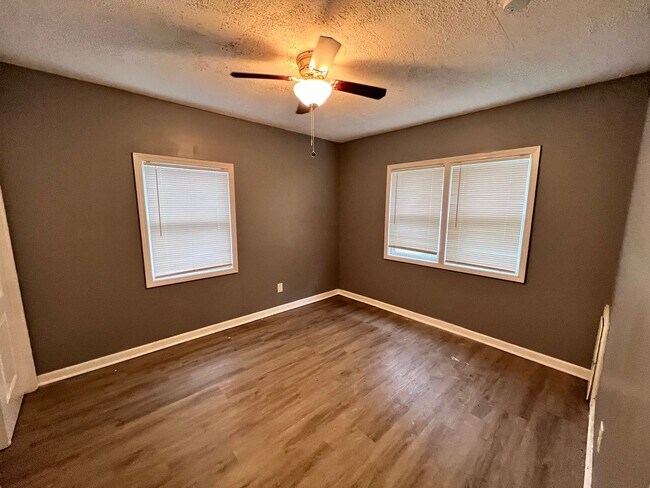 Building Photo - 2 Bed 1 Bath- $1,160.00 a Month