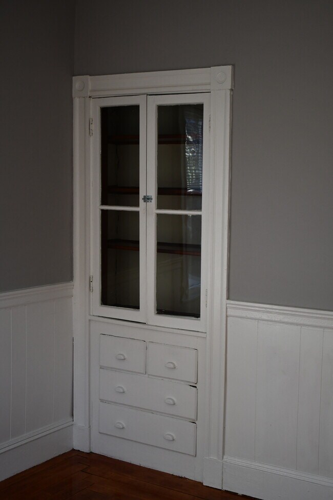Built-in shelves - 28 Rich St