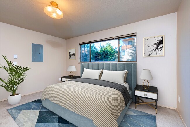 Large Bedroom - 610 Aloha St