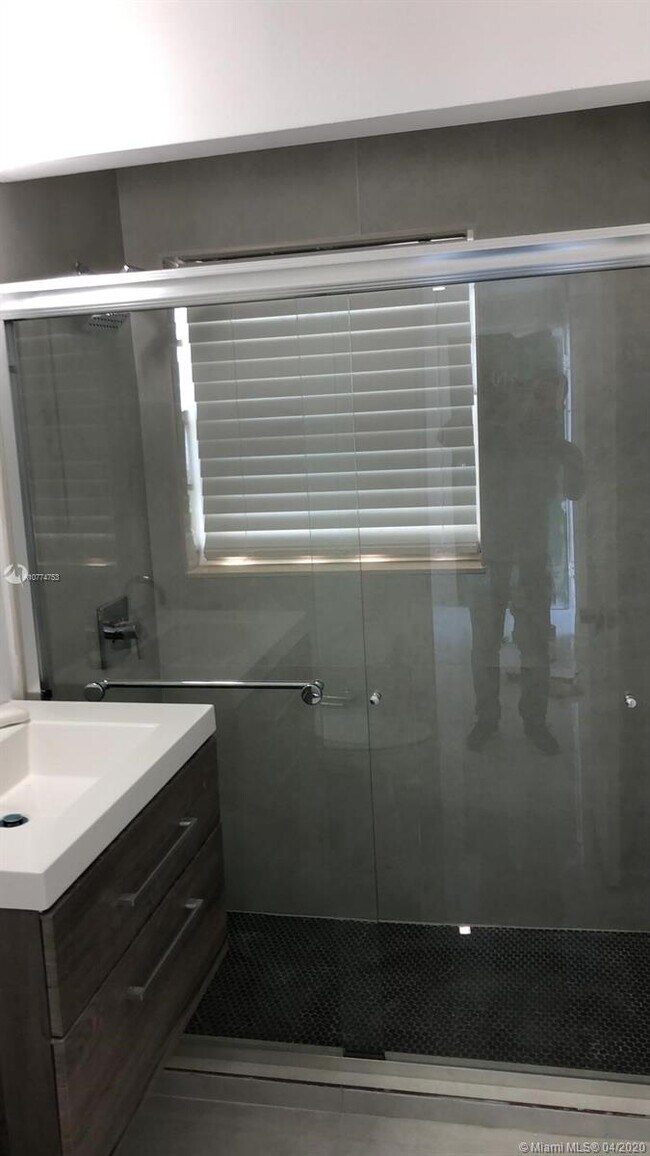 Foto del edificio - 2050 Bay Dr
