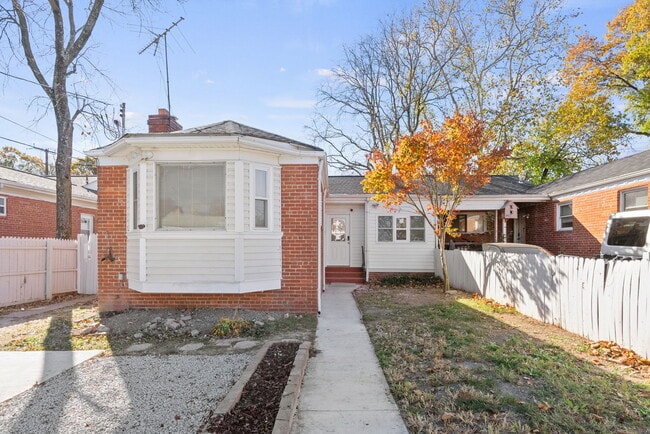Building Photo - 2419 Sheridan St