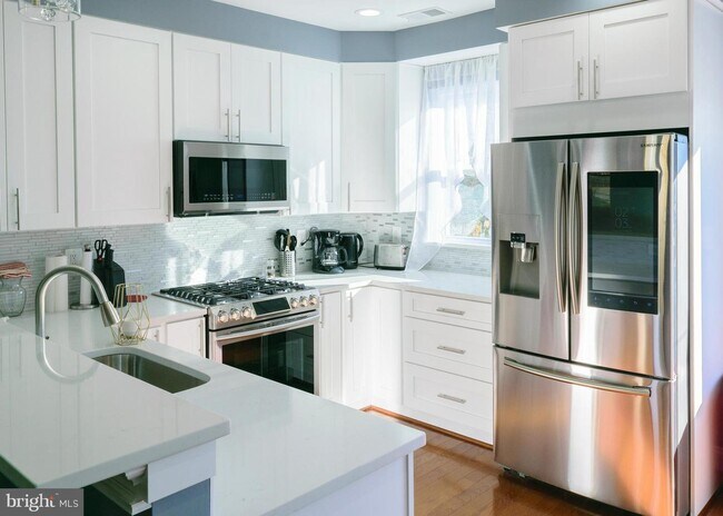 Building Photo - 704 Ingraham St NW