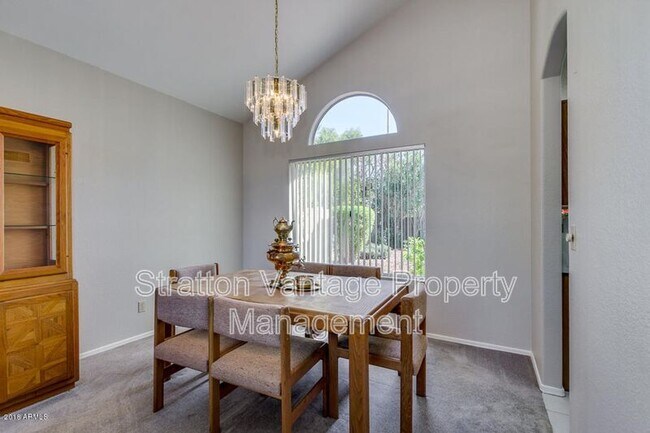 Foto del edificio - 951 N Kenwood Ln