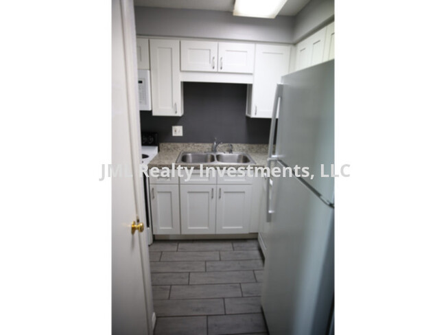 1 Bedroom/1Bath Condo with small fenced ya... - 4