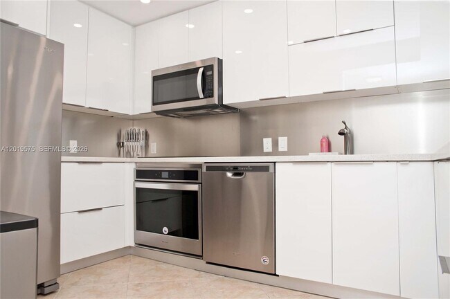 Building Photo - 3675 N Country Club Dr