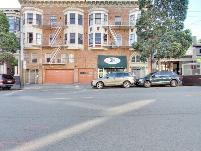 Building Photo - Large 1 Bedroom W/Tons of Charm & Spacious...