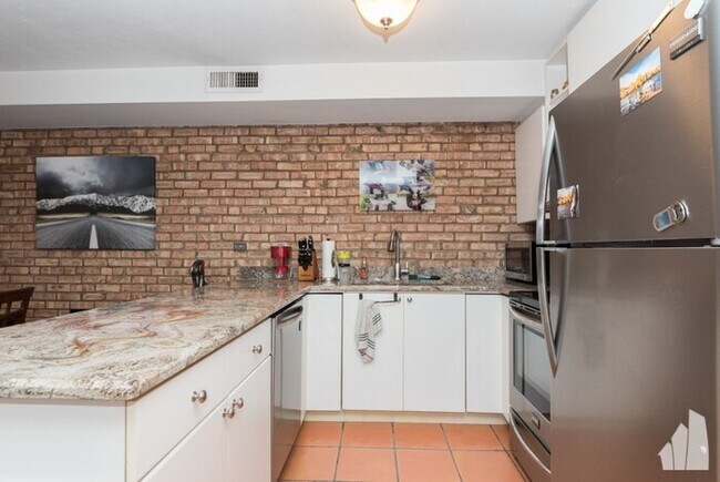 Building Photo - 2828 N Burling St