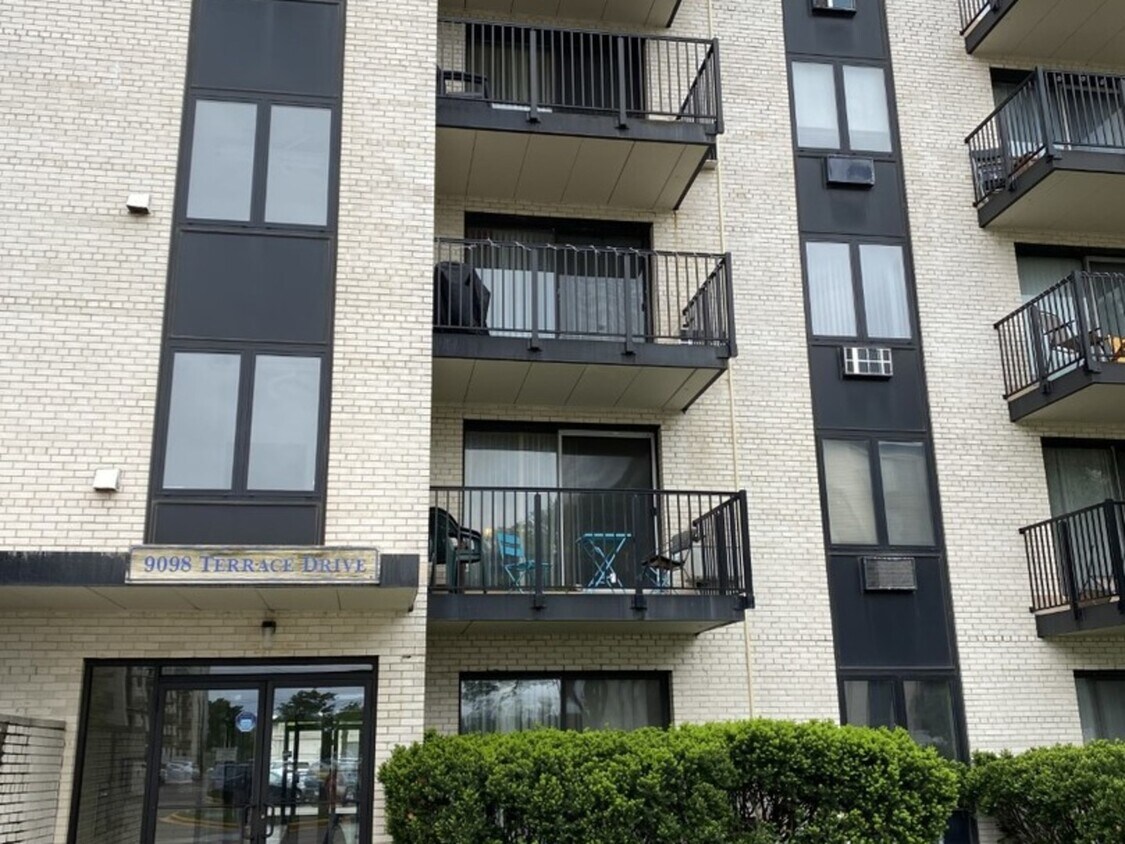 9098 W Terrace Dr Unit 1H, Niles, IL 60714 Condo for Rent in Niles