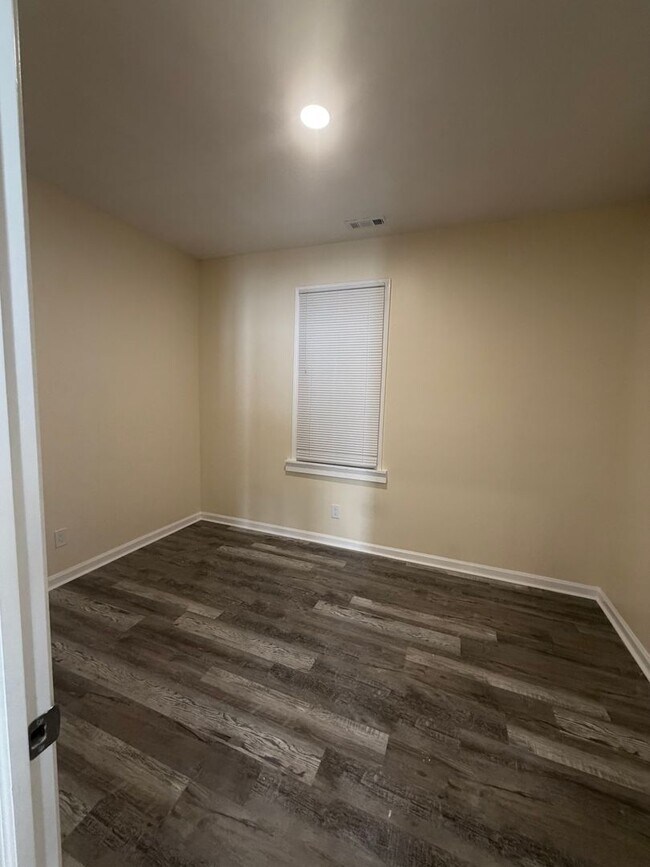 Foto del edificio - 5 Bedroom 2 full bath spacious home